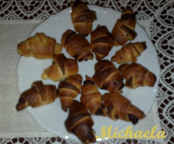 Rogaliki drożdżowe z masą kakaową Rogaliki drożdżowe z masą kakaową