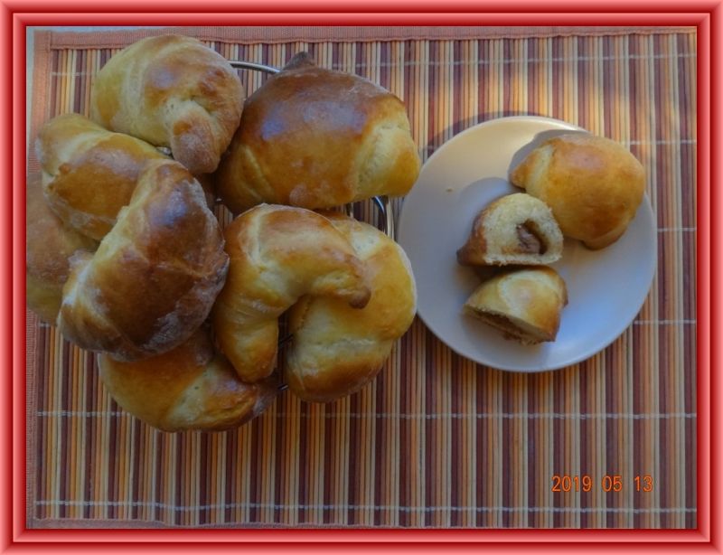 Rogaliki drożdżowe z mleczną czekoladą