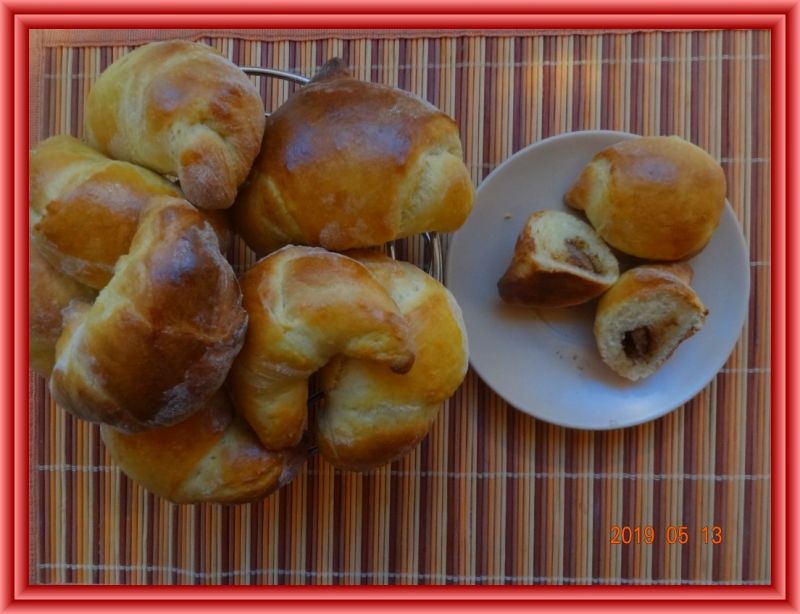 Rogaliki drożdżowe z mleczną czekoladą