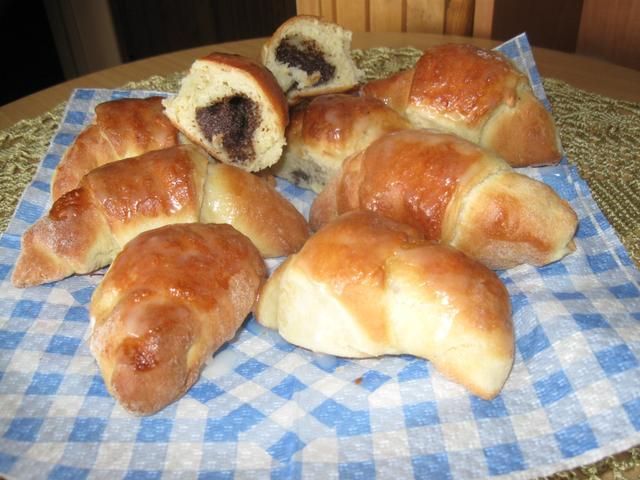 Rogaliki drożdzowe z nadzieniem makowym Rogaliki drożdzowe z nadzieniem makowym