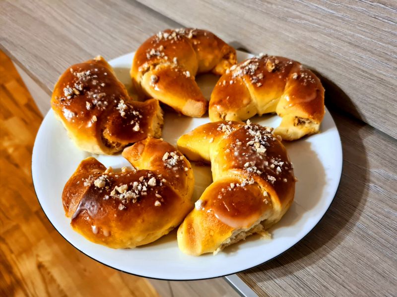 Rogaliki drożdżowe z orzechami Rogaliki drożdżowe z orzechami