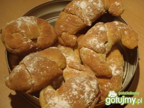 Rogaliki drożdżowe z owocami Rogaliki drożdżowe z owocami