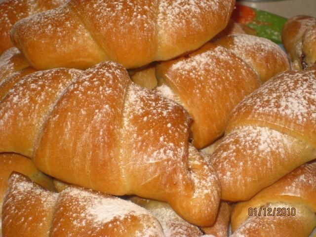Rogaliki drożdżowe z powidłami  Rogaliki drożdżowe z powidłami