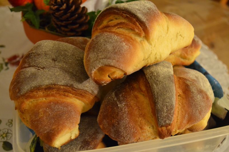 Rogaliki drożdżowo-francuskie z marmoladą Rogaliki drożdżowo-francuskie z marmoladą