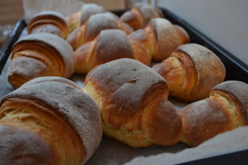 Rogaliki drożdżowo-francuskie z marmoladą Rogaliki drożdżowo-francuskie z marmoladą