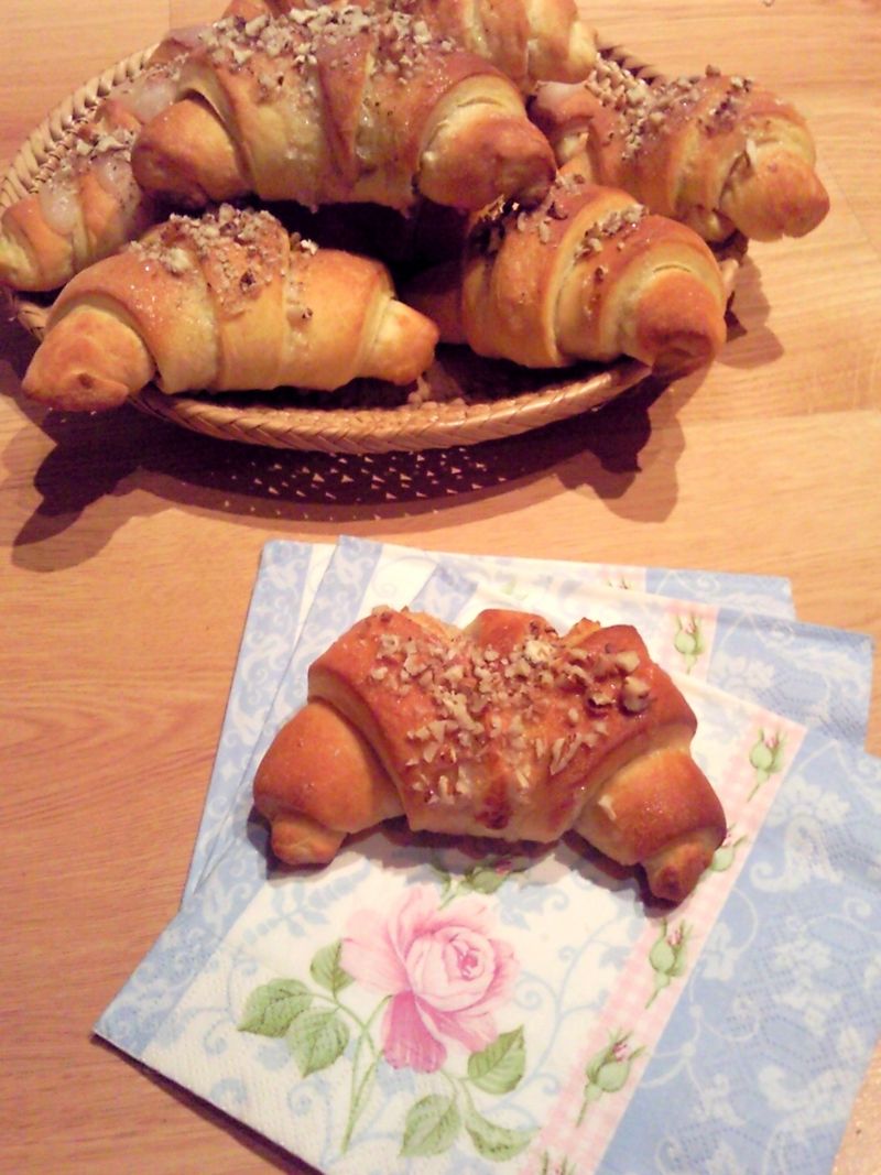 Rogaliki drożdżowo - francuskie z orzechami