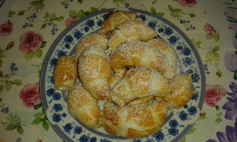 Rogaliki francuskie z brzoskwiniami Rogaliki francuskie z brzoskwiniami