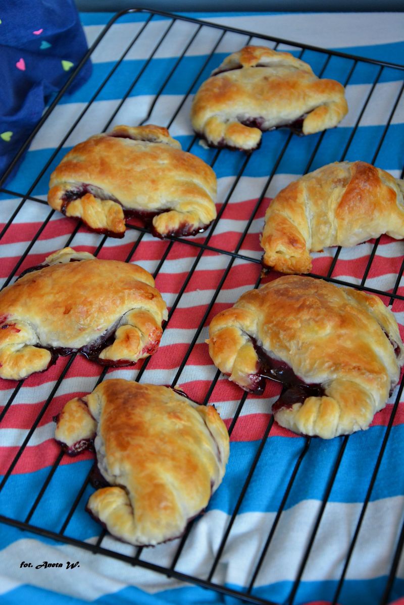 Rogaliki francuskie z dżemem i jabłkiem