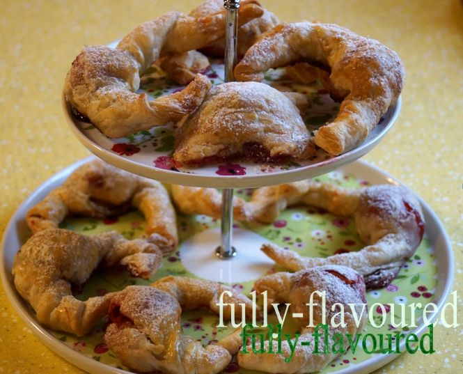 Rogaliki francuskie z truskawkami i muscovado 