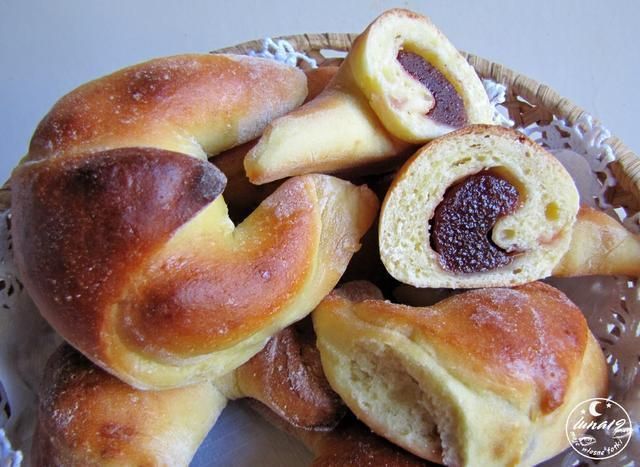 Rogaliki jogurtowe z różanym nadzieniem