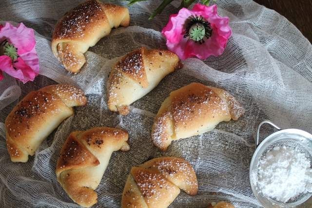 Rogaliki krucho drożdżowe na jogurcie Rogaliki krucho drożdżowe na jogurcie
