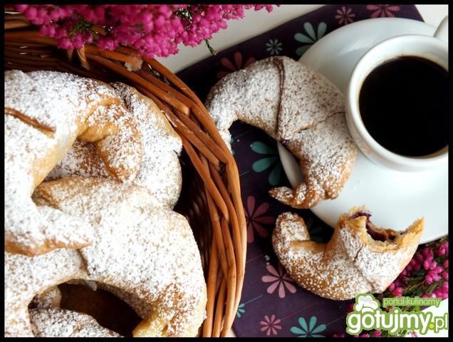 Rogaliki krucho-drożdżowe z jagodami Rogaliki krucho-drożdżowe z jagodami