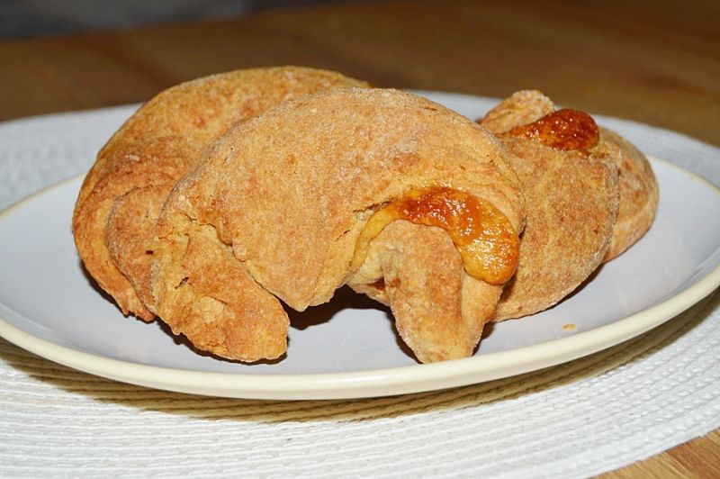 Rogaliki krucho-drożdżowe z masą orzechową