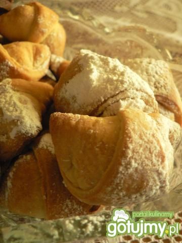 Rogaliki krucho-drożdżowe z wiśniami