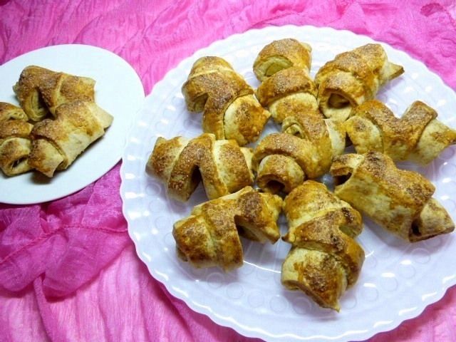 Rogaliki miodowo-cynamonowe z jabłkami