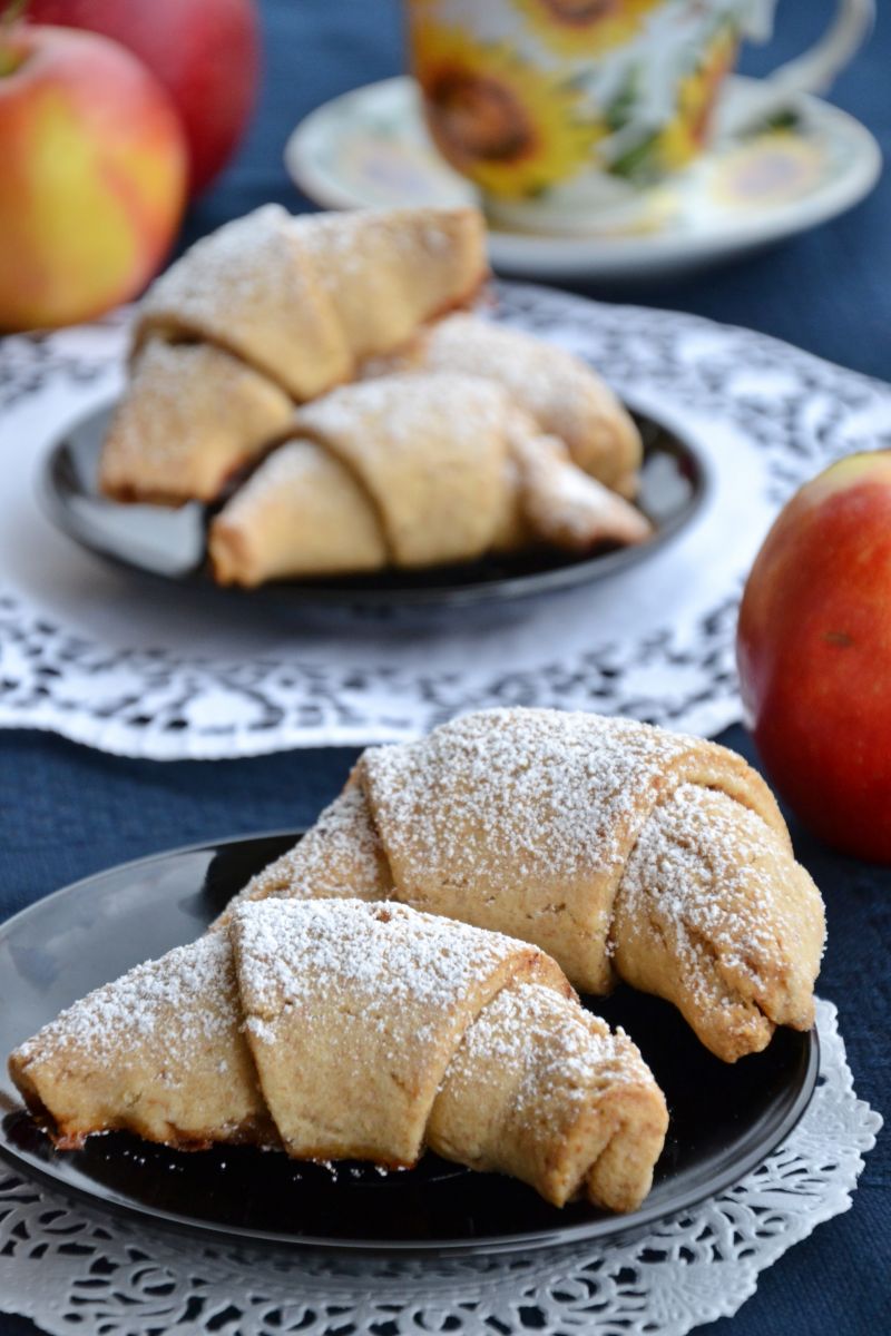 Rogaliki pół razowe z jabłkami  