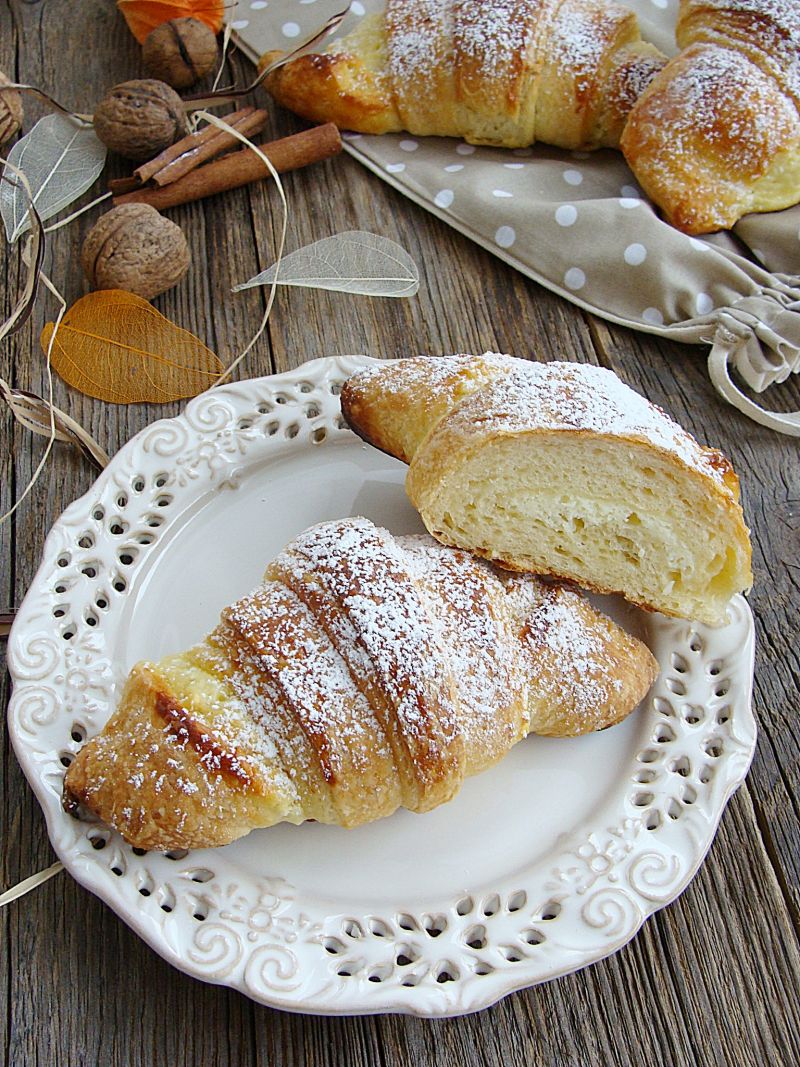 Rogaliki półfrancuskie z nadzieniem serowym