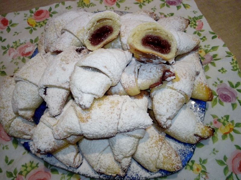Rogaliki serowe z dżemem czereśniowym Rogaliki serowe z dżemem czereśniowym