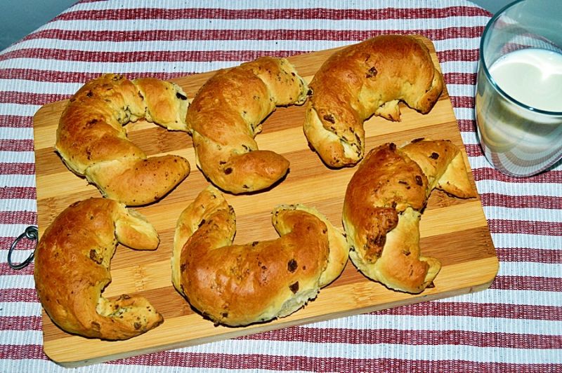 Rogaliki śniadaniowe z płatkami czekoladowymi  Rogaliki śniadaniowe z płatkami czekoladowymi