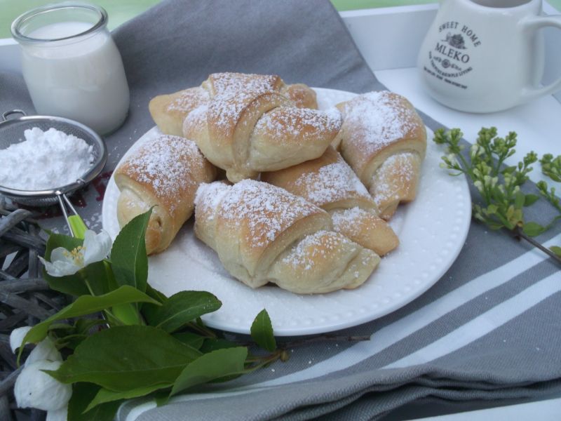 Rogaliki ,,topielce'' z marmoladą Rogaliki ,,topielce'' z marmoladą