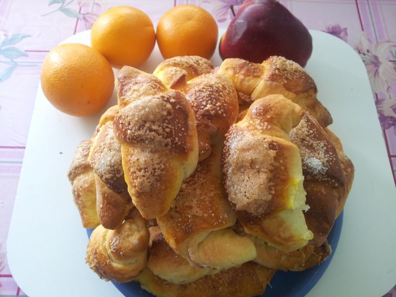 Rogaliki w pomarańczowym cieście z truskawką i Rogaliki w pomarańczowym cieście z truskawką i