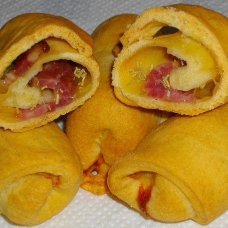 Rogaliki z baleronem i serem 