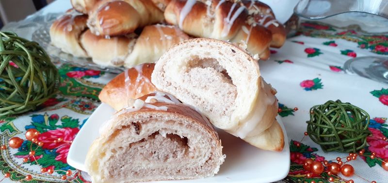 Rogaliki z białym makiem,orzechami i migdałymi