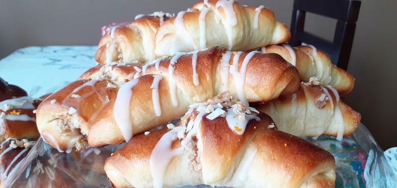 Rogaliki z białym makiem,orzechami i migdałymi