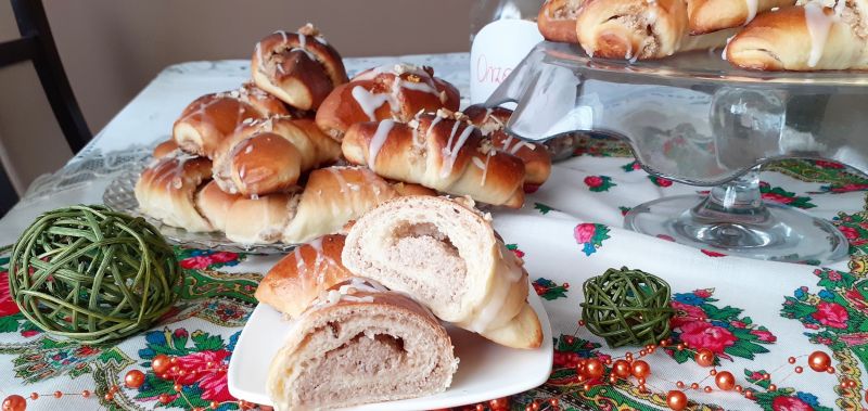 Rogaliki z białym makiem,orzechami i migdałymi