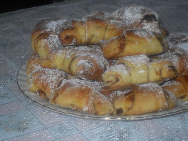 Rogaliki z ciasta drożdżowego kąpanego Rogaliki z ciasta drożdżowego kąpanego