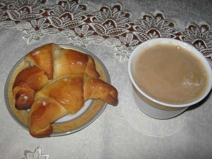 Rogaliki z dżemem truskawkowym i bananami