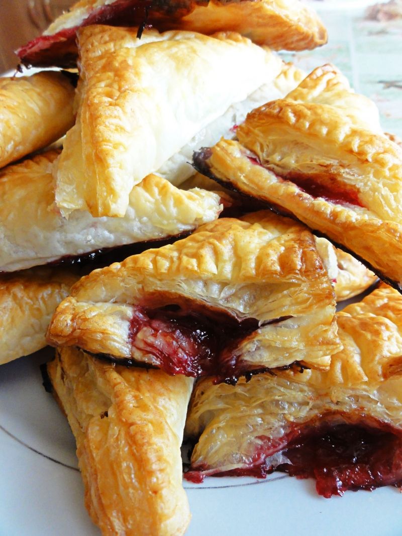 Rogaliki z dżemem wiśniowym Rogaliki z dżemem wiśniowym