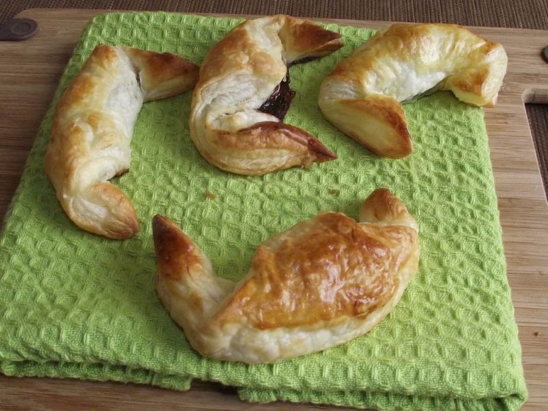 Rogaliki z francuskiego ciasta z czekoladą 