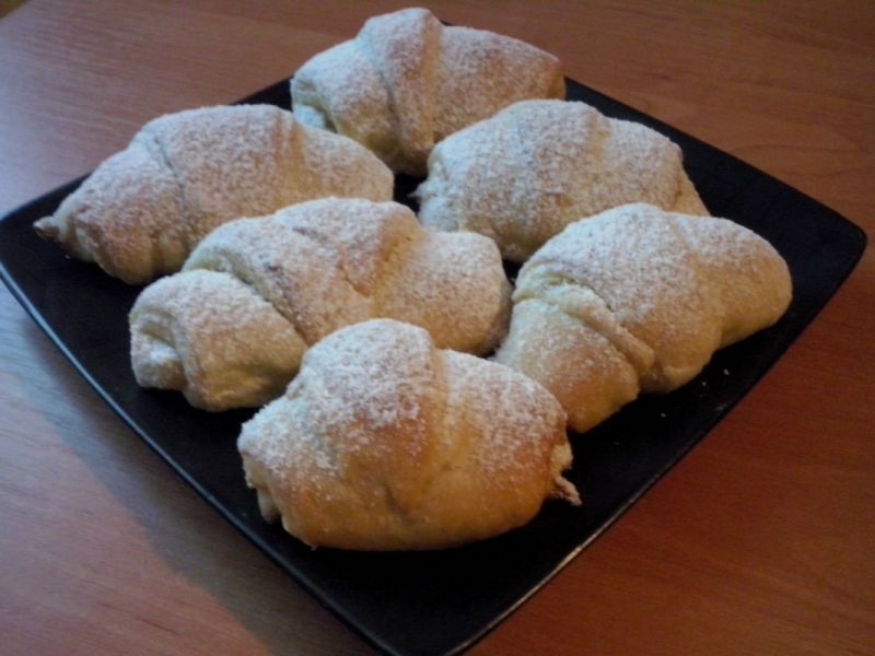 Rogaliki z jabłkami i brzoskwiniami