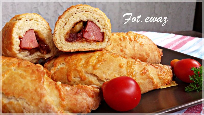 Rogaliki z kiełbasą i grillowym rarytasem  Rogaliki z kiełbasą i grillowym rarytasem