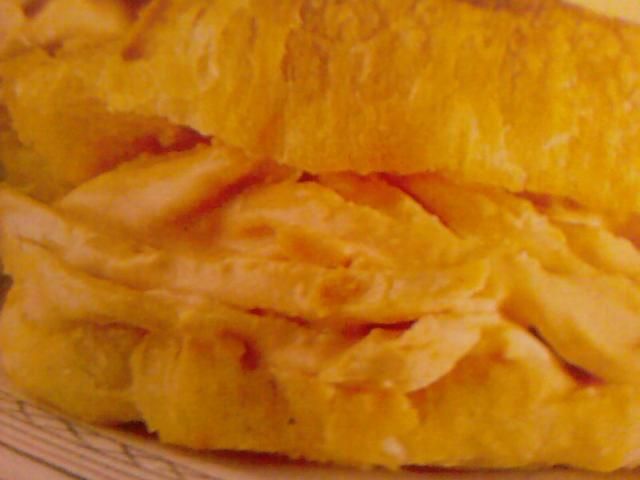 Rogaliki z kurczakiem i różowym sosem