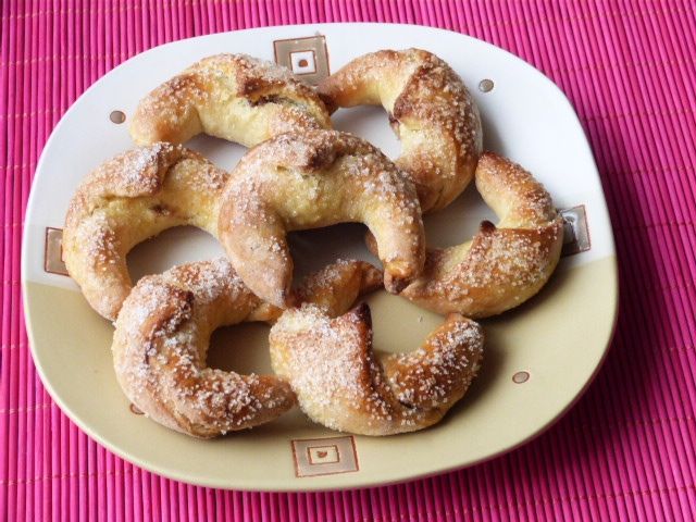 Rogaliki z marmoladą i cukrem 