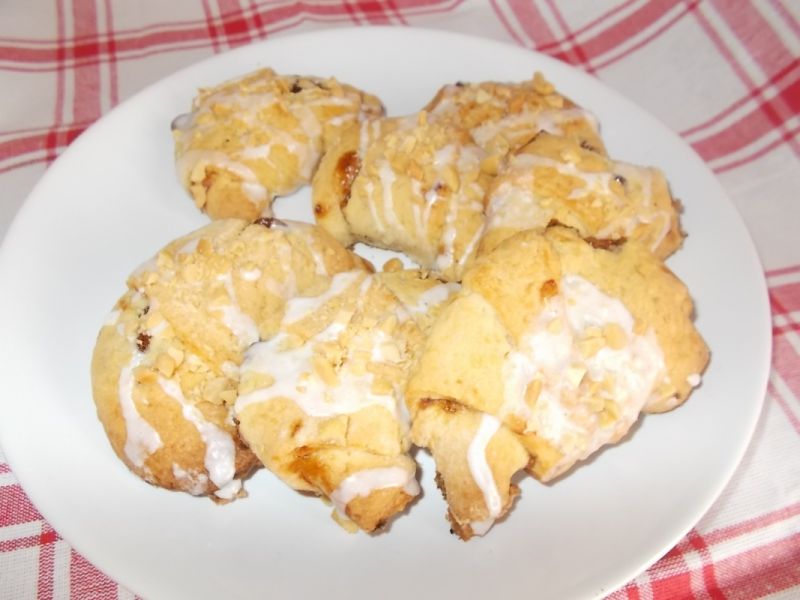 Rogaliki z orzeszkami ziemnymi i dżemem Rogaliki z orzeszkami ziemnymi i dżemem