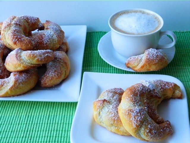 Rogaliki z różaną marmoladą Rogaliki z różaną marmoladą