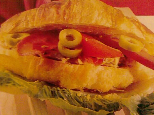 Rogaliki z tuńczykiem, pomidorem i zielo