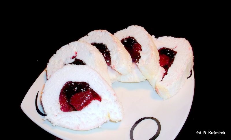 Rolada bezowa z galaretką truskawkową Rolada bezowa z galaretką truskawkową