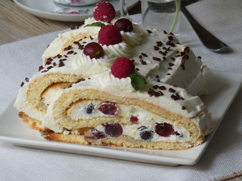 Rolada biszkoptowa z czerwonym  agrestem