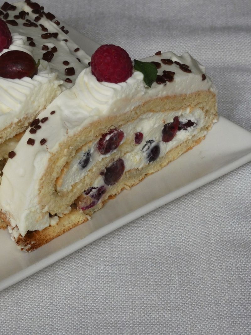 Rolada biszkoptowa z czerwonym  agrestem