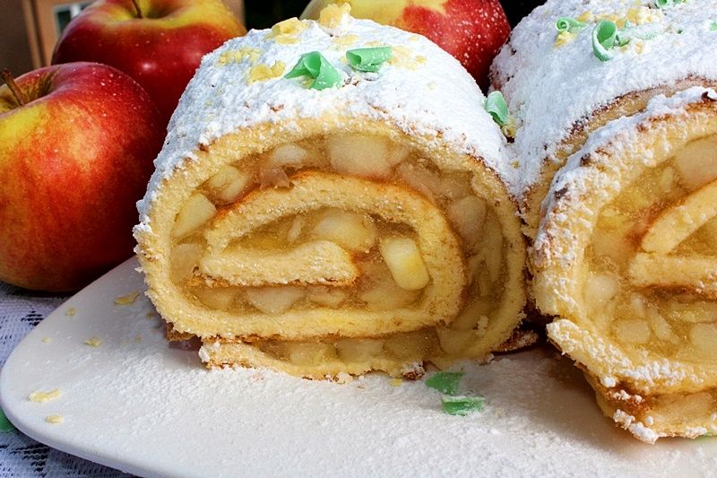 Rolada biszkoptowa z jabłkami i galaretką