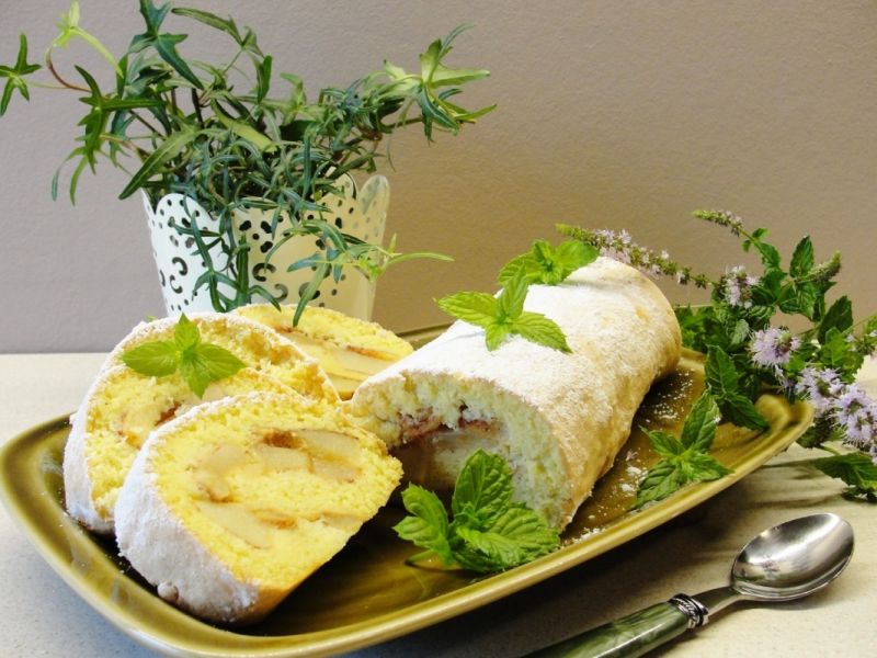 Rolada biszkoptowa z jabłkami od Zbysiowej