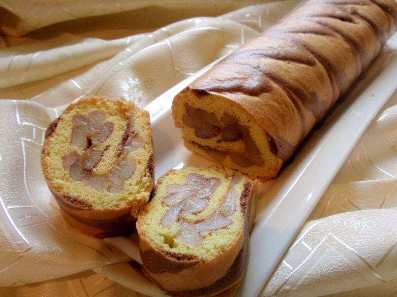 Rolada  biszkoptowa z jabłkiem