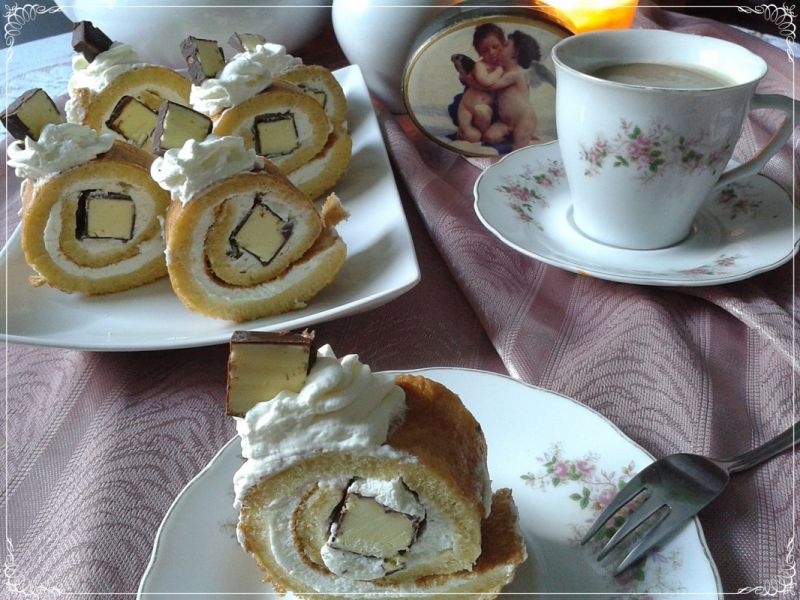 Rolada biszkoptowa z ptasim oczkiem  Rolada biszkoptowa z ptasim oczkiem