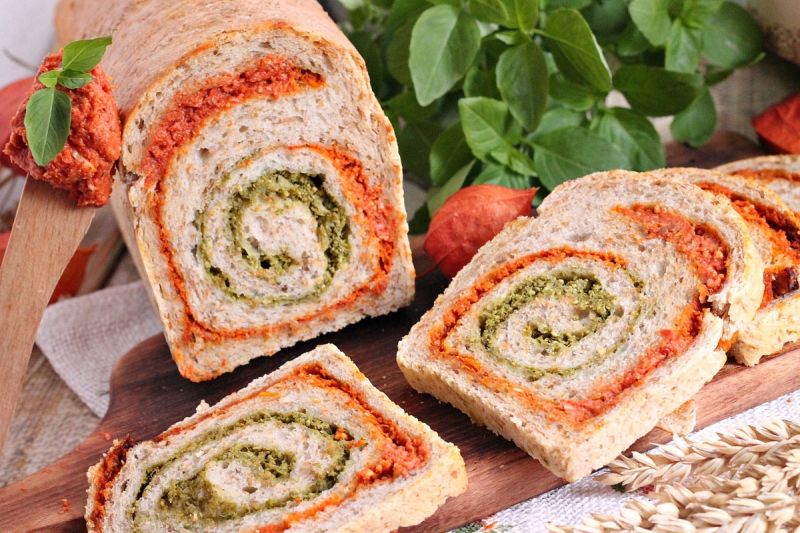 Rolada chlebowa z pesto pomidorowo-bazyliowym 