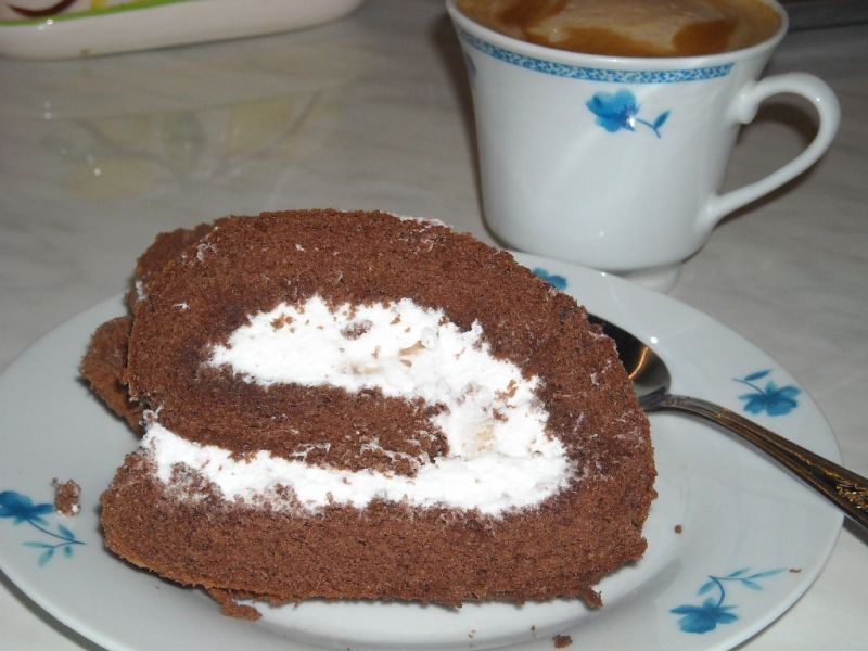 Rolada czekoladowa z bita śmietana Rolada czekoladowa z bita śmietana