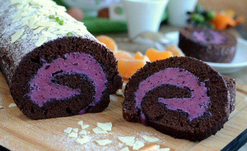 Rolada czekoladowa z kremem jagodowym Rolada czekoladowa z kremem jagodowym